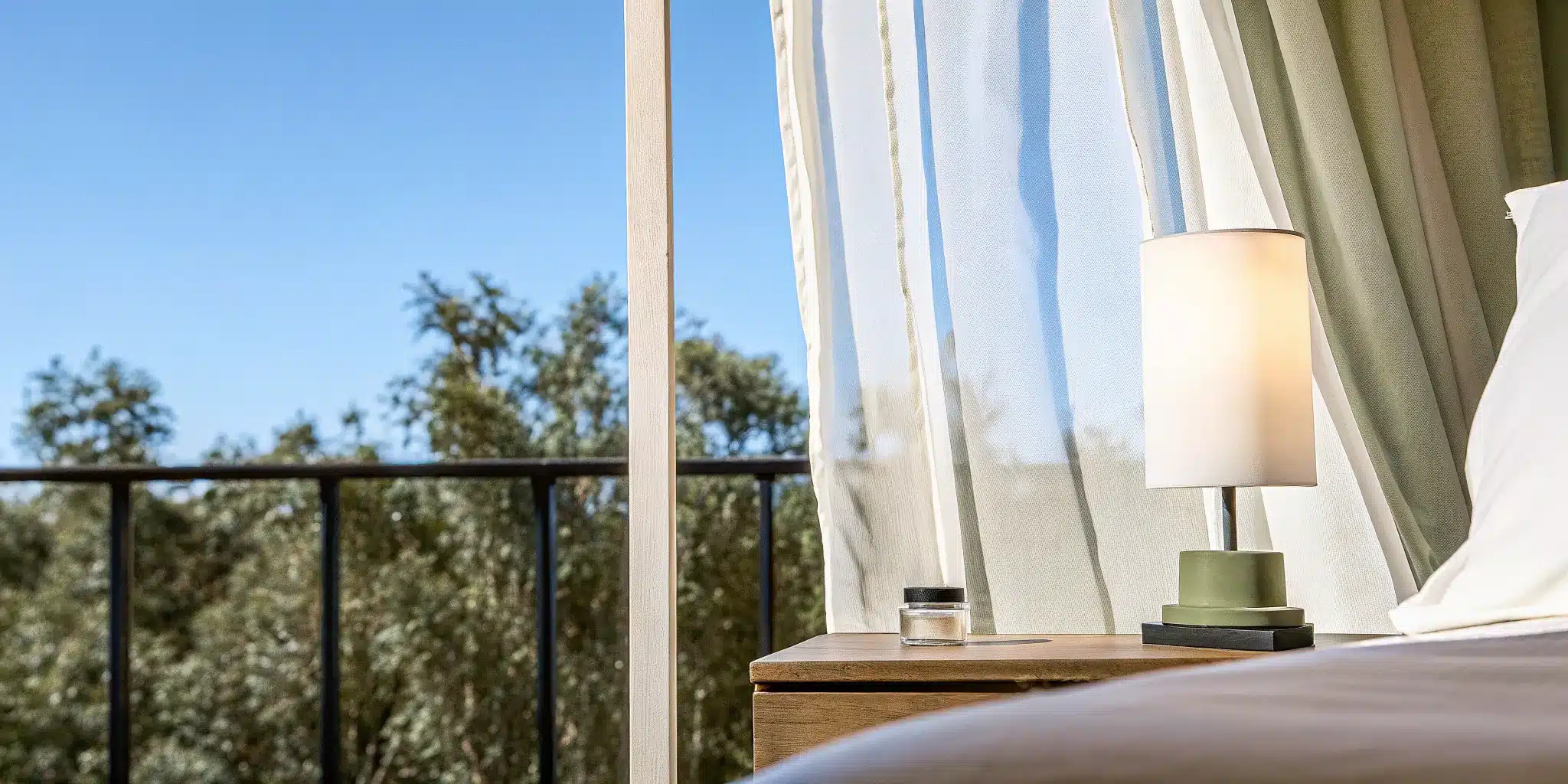 A calm bedroom for post-surgery relief from inflammation and soreness.