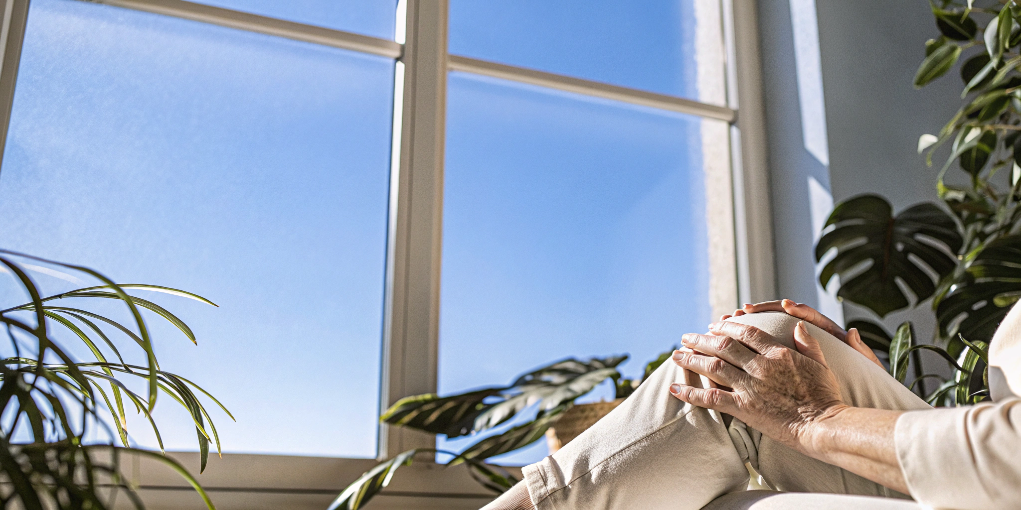 Older adult holding knee, considering broad vs full spectrum for arthritis.