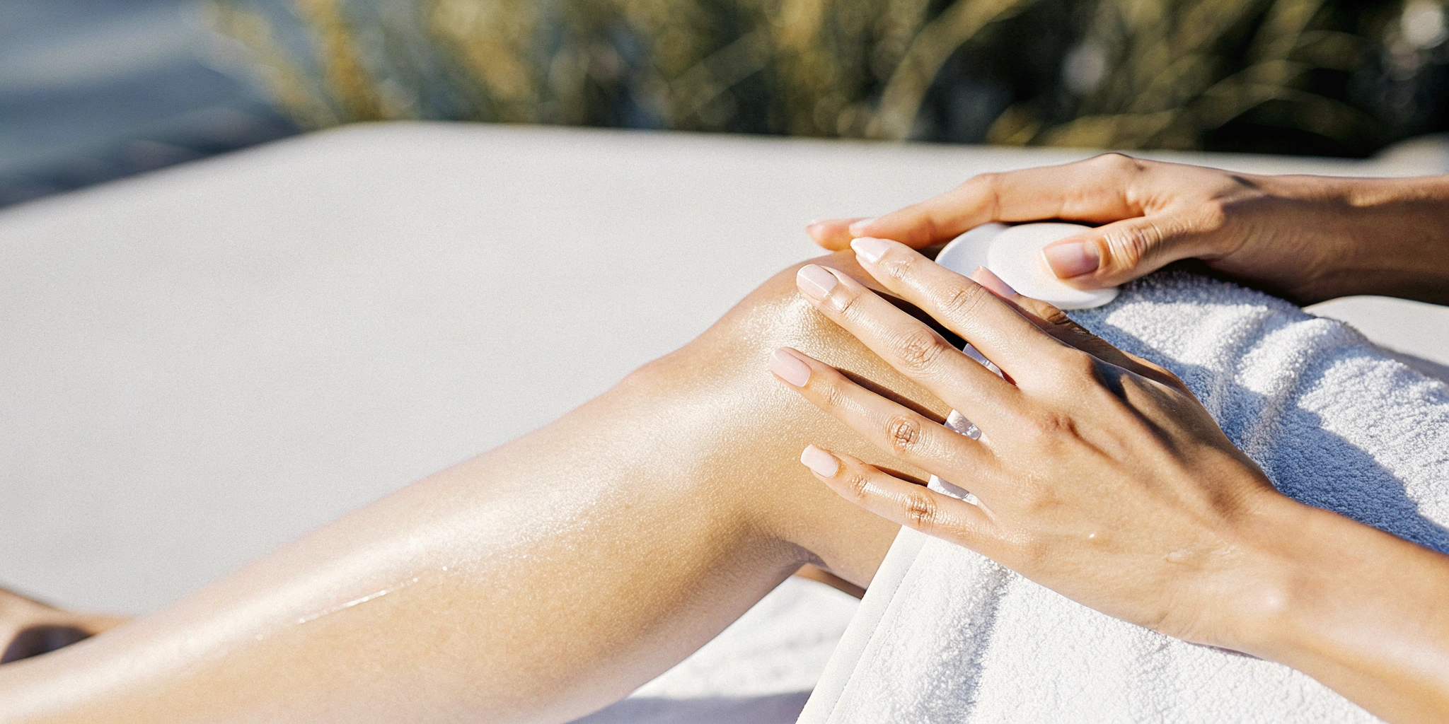 how-to-buy-the-best-arthritis-joint-pain-cream-168514 Applying a topical cream for arthritis joint pain after finding the right one to buy.